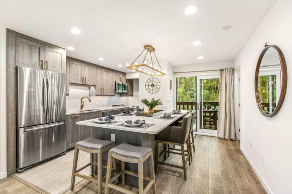 Designer 2 BR on River with Pool - Walk to Town!